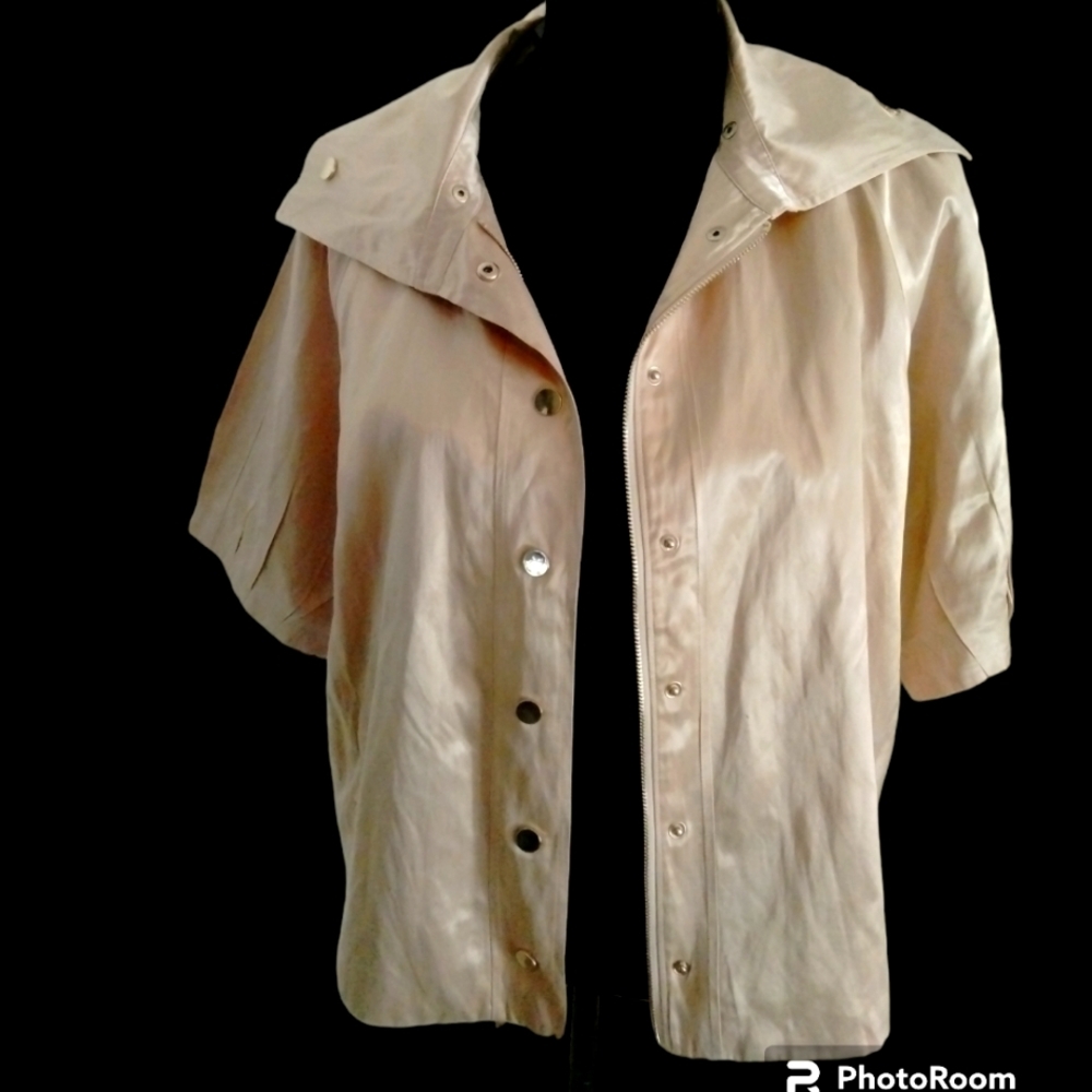 Textured‎ Jacket Top W/ Fold Over Collar in Gold Size 2.    12/14US